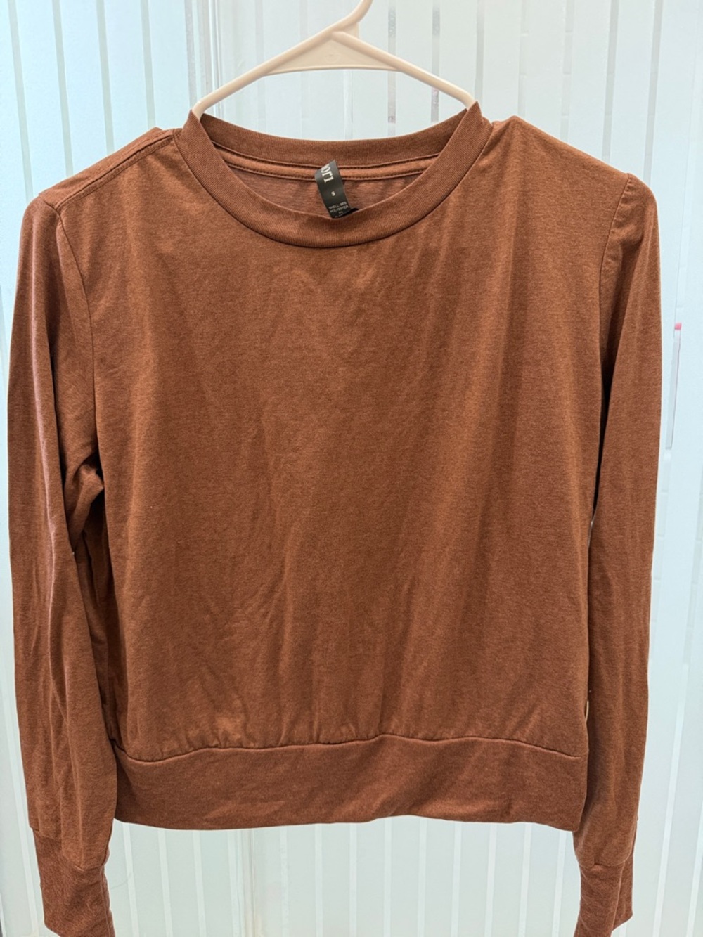 Vuori Long-Sleeve Crewneck Top in Rust